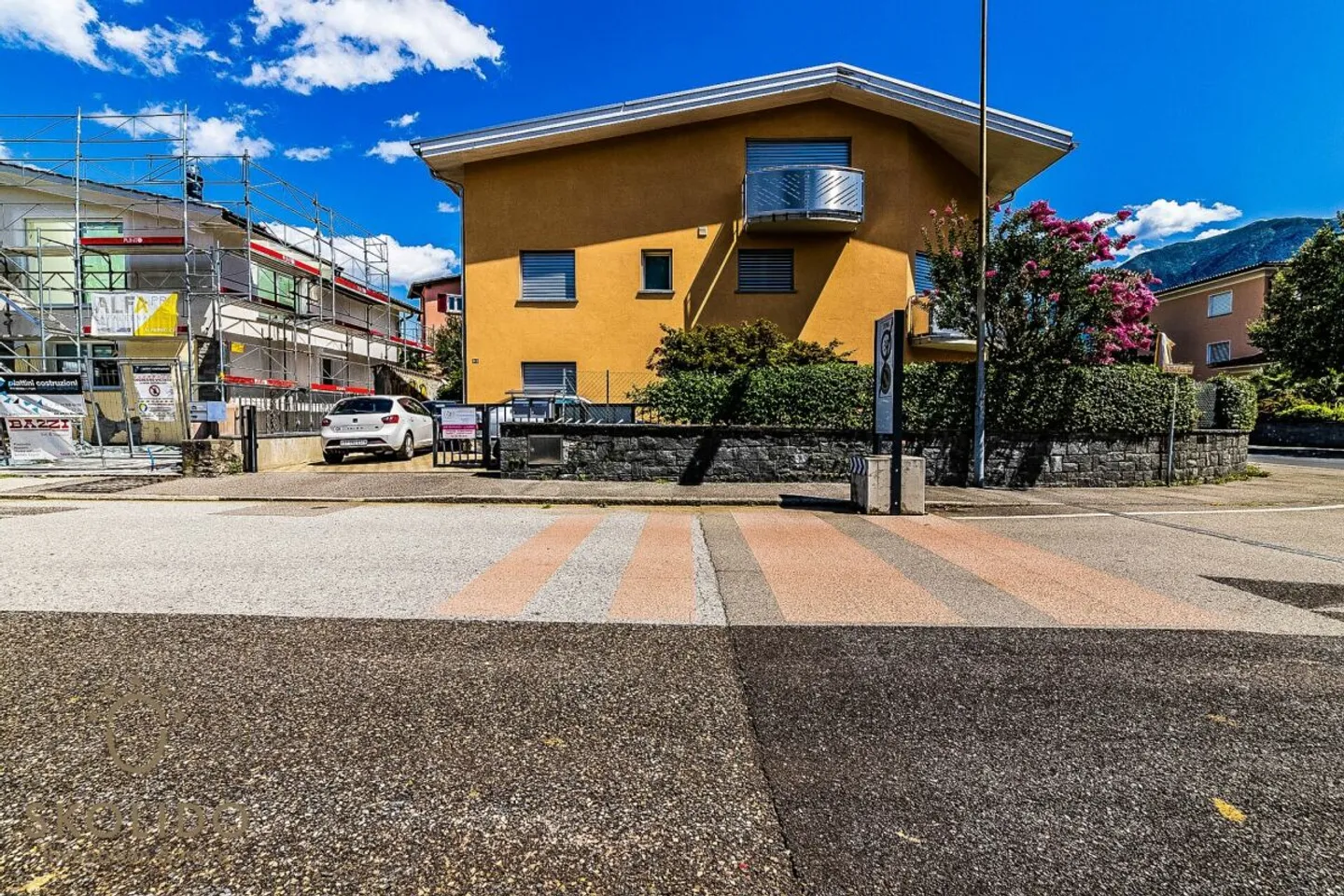 Residential building with three holiday apartments and garden in ASCONA - Photo 3 of 13