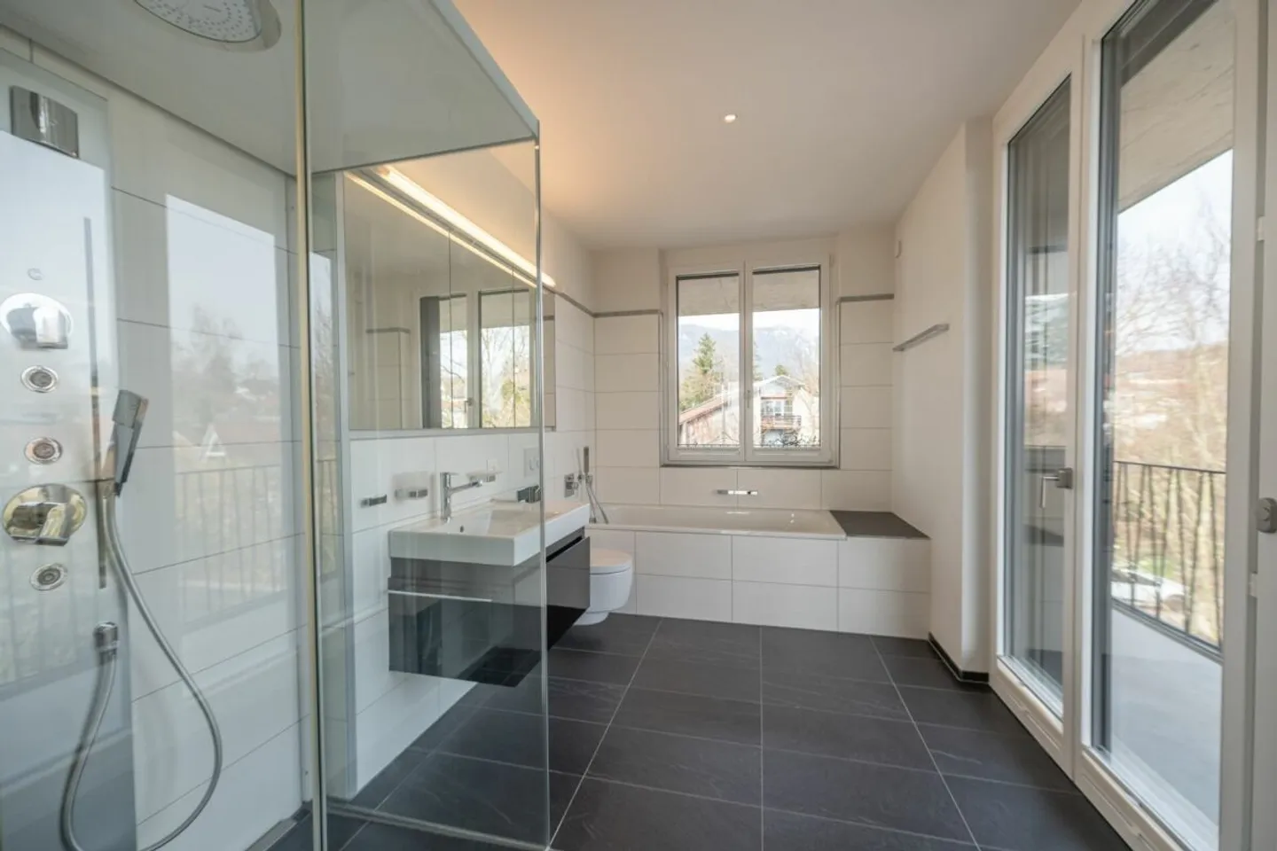 Exklusives Wohnerlebnis: Attikawohnung mit Rundum-Terrasse an begehrter Lage - Foto 12 von 13