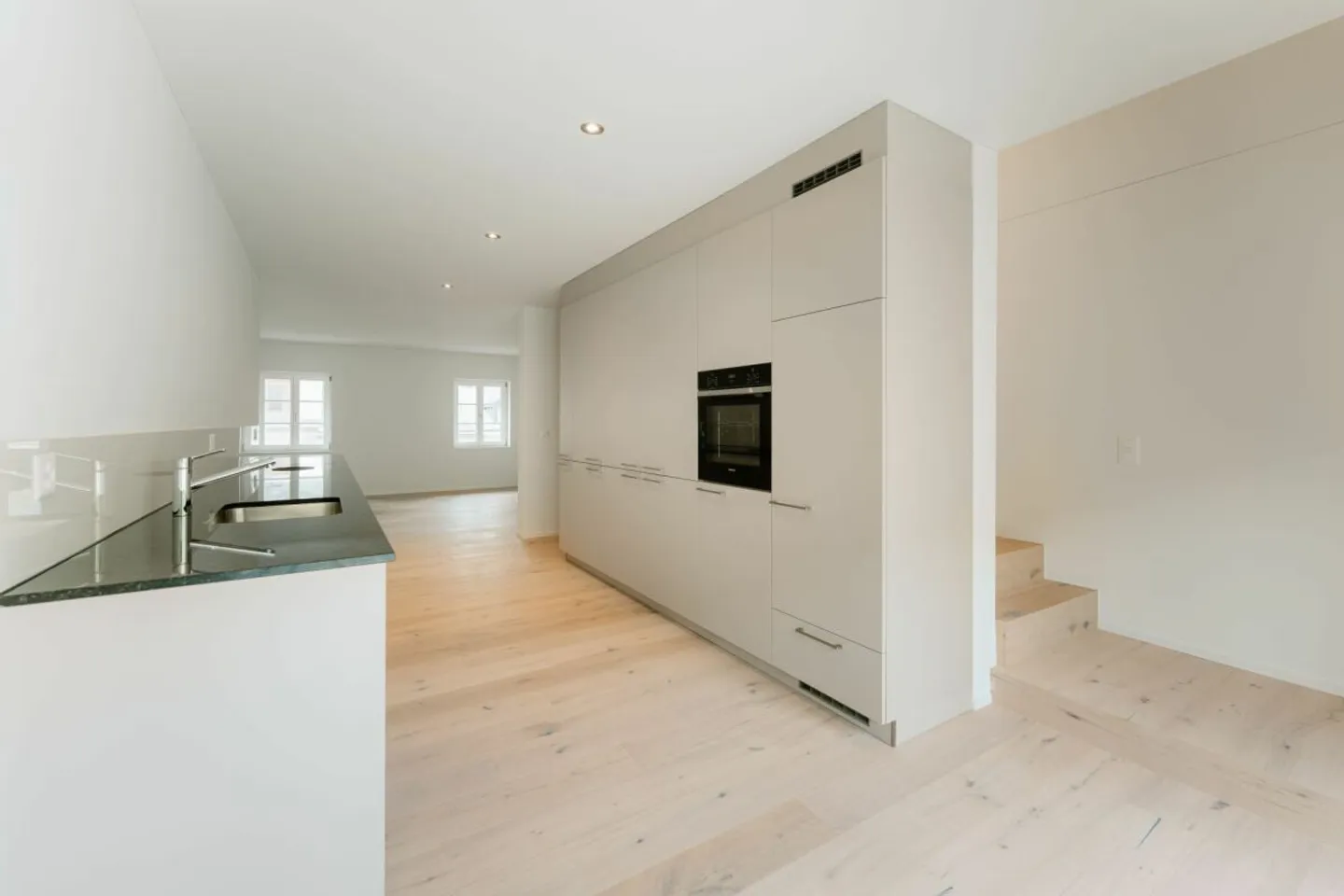 Prima locazione "Haus Fridolin": Appartamento attico moderno con balcone nel cuore di Glarus - Foto 2 di 7