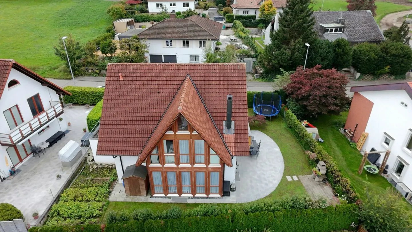 Riservato, spazio per tutta la famiglia! Incantevole casa con giardino a Dällikon - Foto 2 di 13