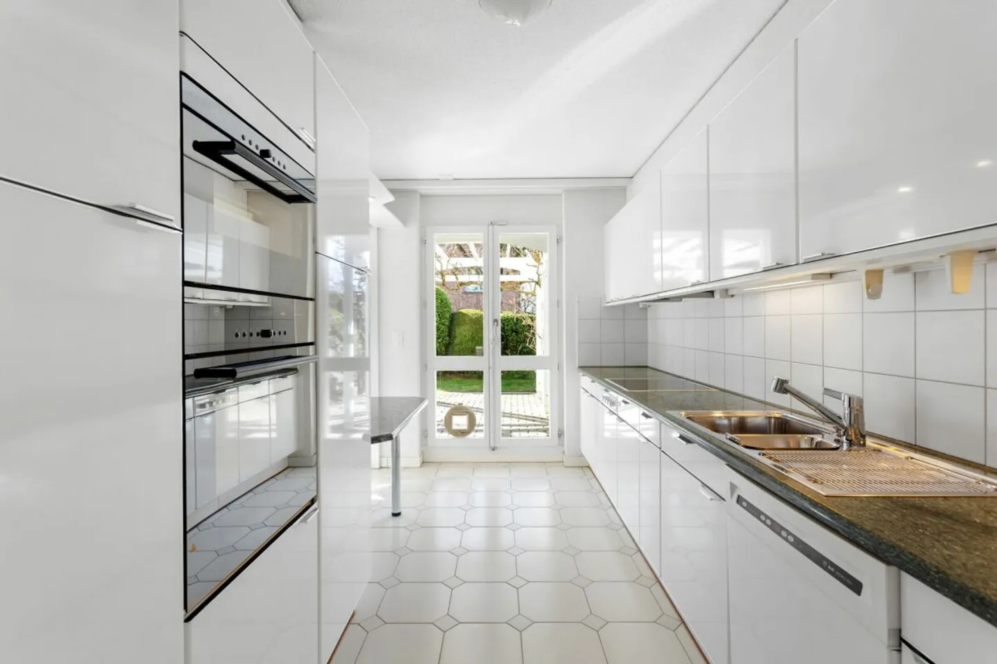 Living in a Desirable Location in Zurich - Photo 5 of 13