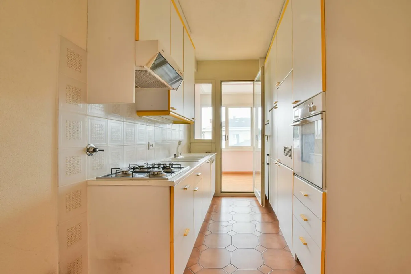 Appartement spacieux à rénover dans un quartier résidentiel - Photo 13 sur 13