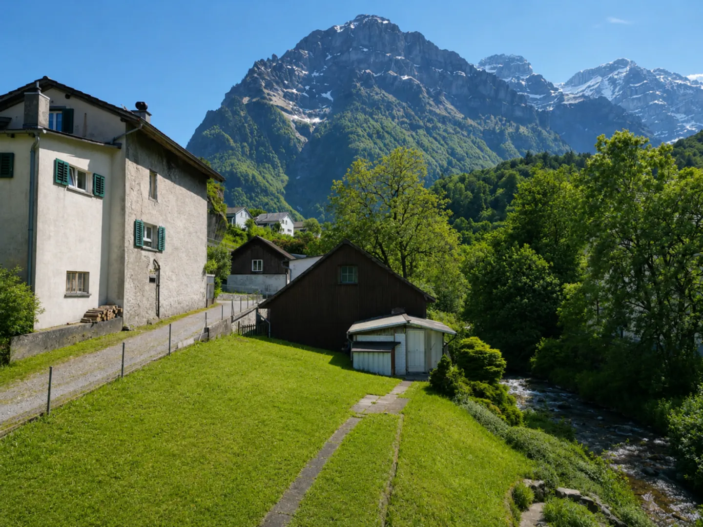 Casa bifamiliare con grande giardino in posizione tranquilla a Riedern GL - Foto 4 di 13