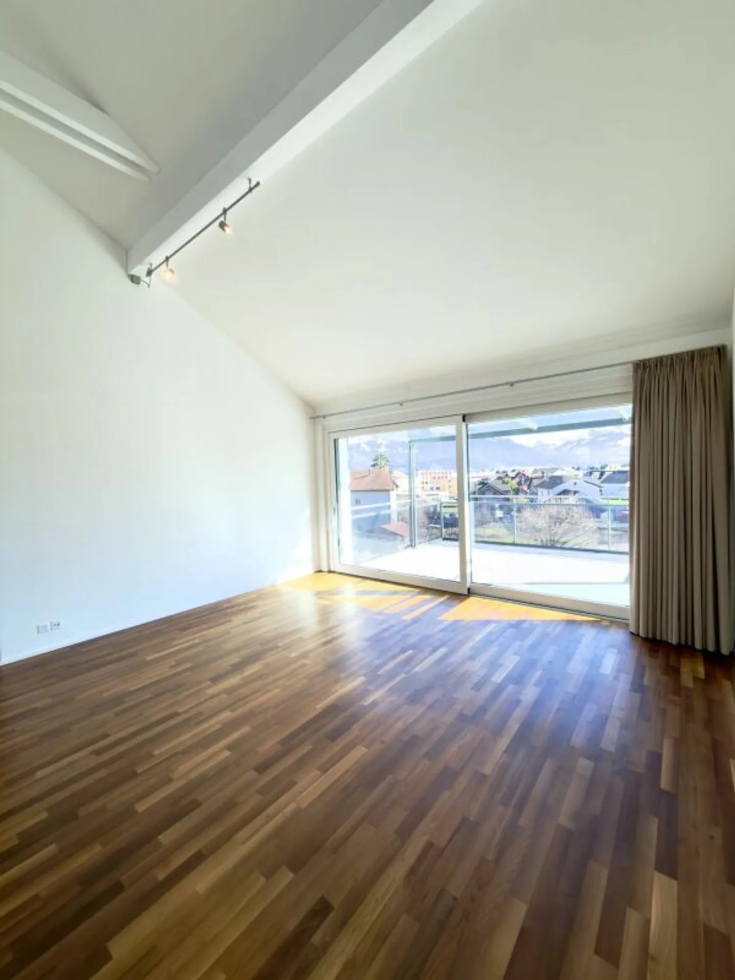 Appartamento mansardato di 4,5 stanze a Tuggen - Foto 2 di 12