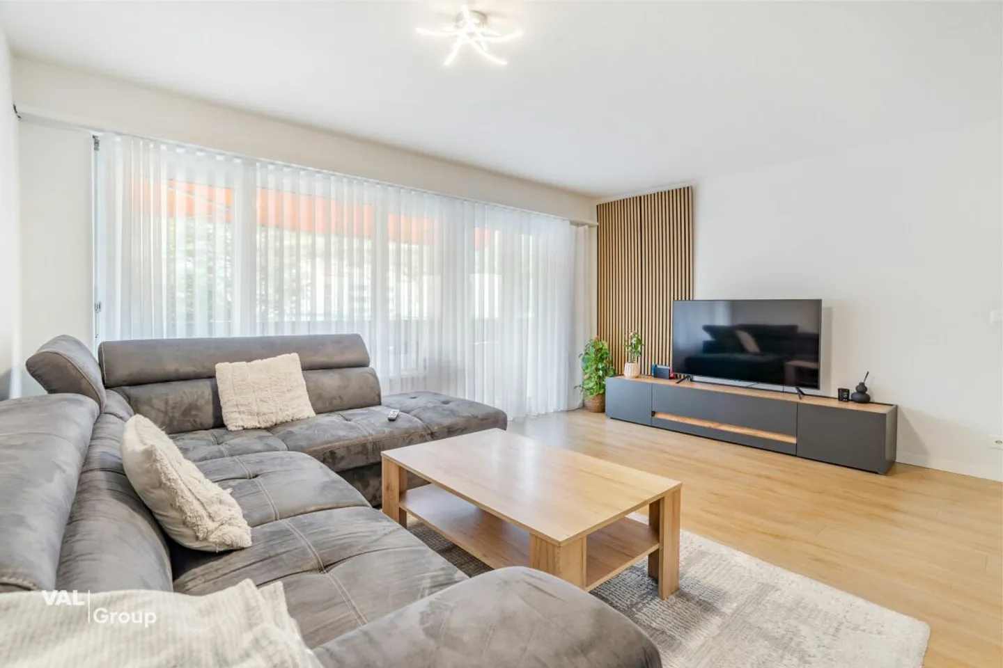 Modern Living in Prime Location - Spacious 4.5-Room Apartment - Photo 1 of 13