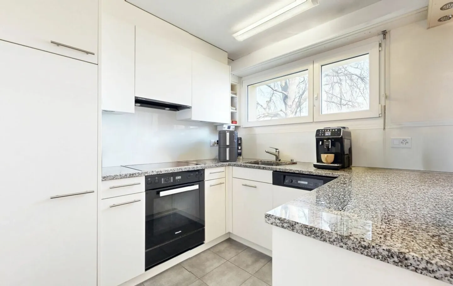 Appartement bien entretenu avec balcon, cave, grenier et place de parking - Photo 3 sur 13