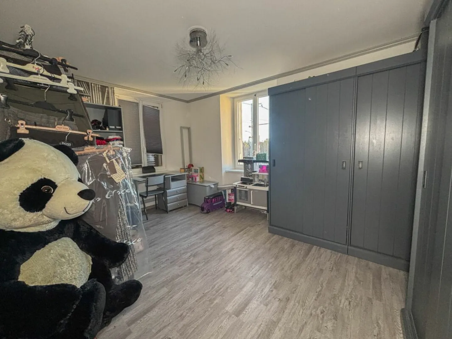 Charming family home with 5.5 rooms and a second plot in green zone - Photo 10 of 13