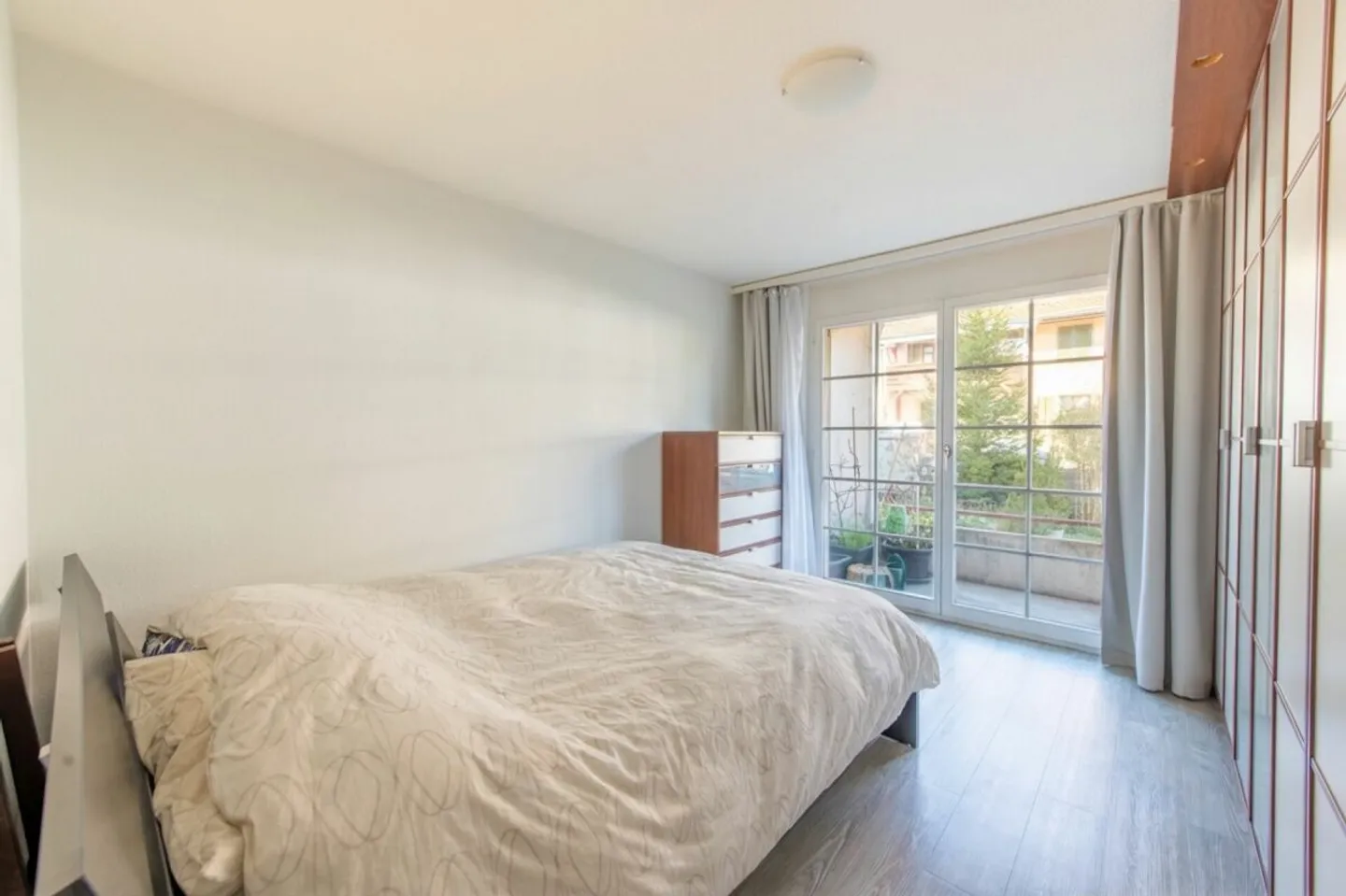 Appartement en rez-de-chaussée lumineux de 5,5 pièces avec beaucoup de confort de vie - Photo 6 sur 13