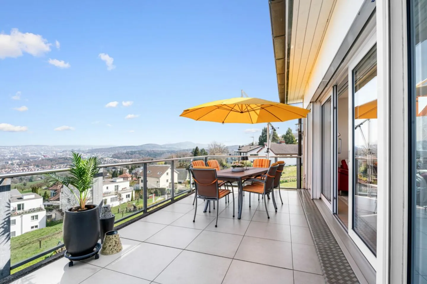 Maison individuelle jumelée de 5,5 pièces presque neuve dans un emplacement de choix - Photo 1 sur 13