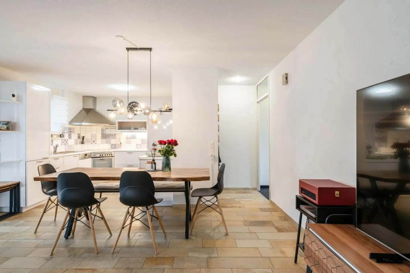 Mediterranean living experience with garden - Photo 3 of 6