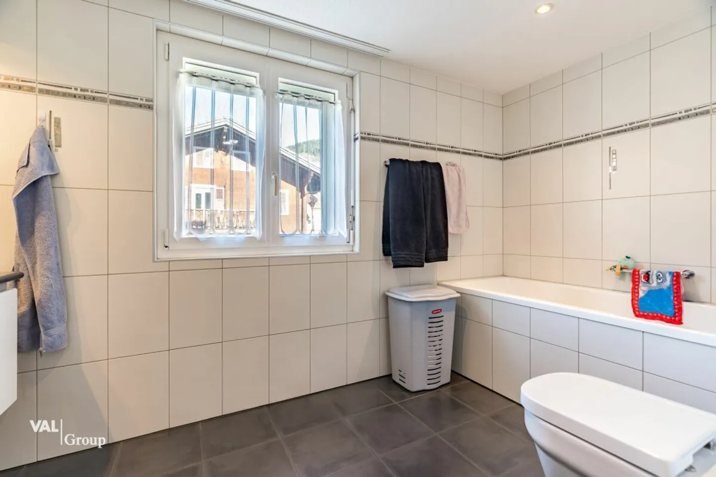 A home for the whole family - flooded with light and spacious - Photo 9 of 13