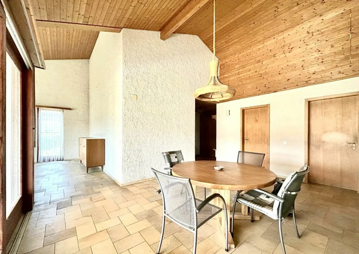Single-family house in a quiet location with a wide view! - Photo 3 of 13