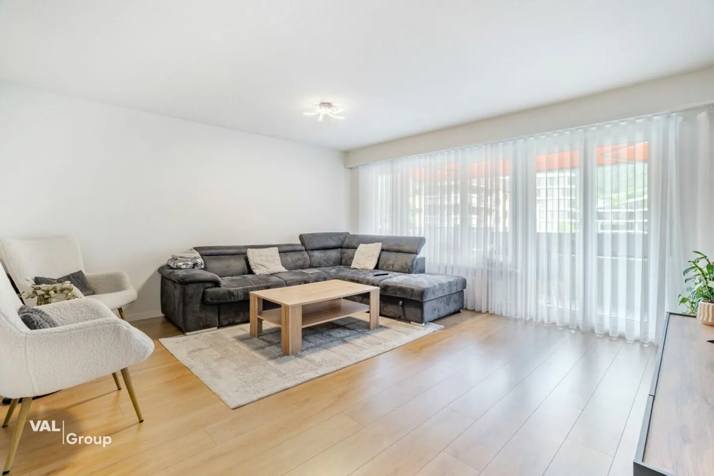 Modern Living in Prime Location - Spacious 4.5-Room Apartment - Photo 2 of 13