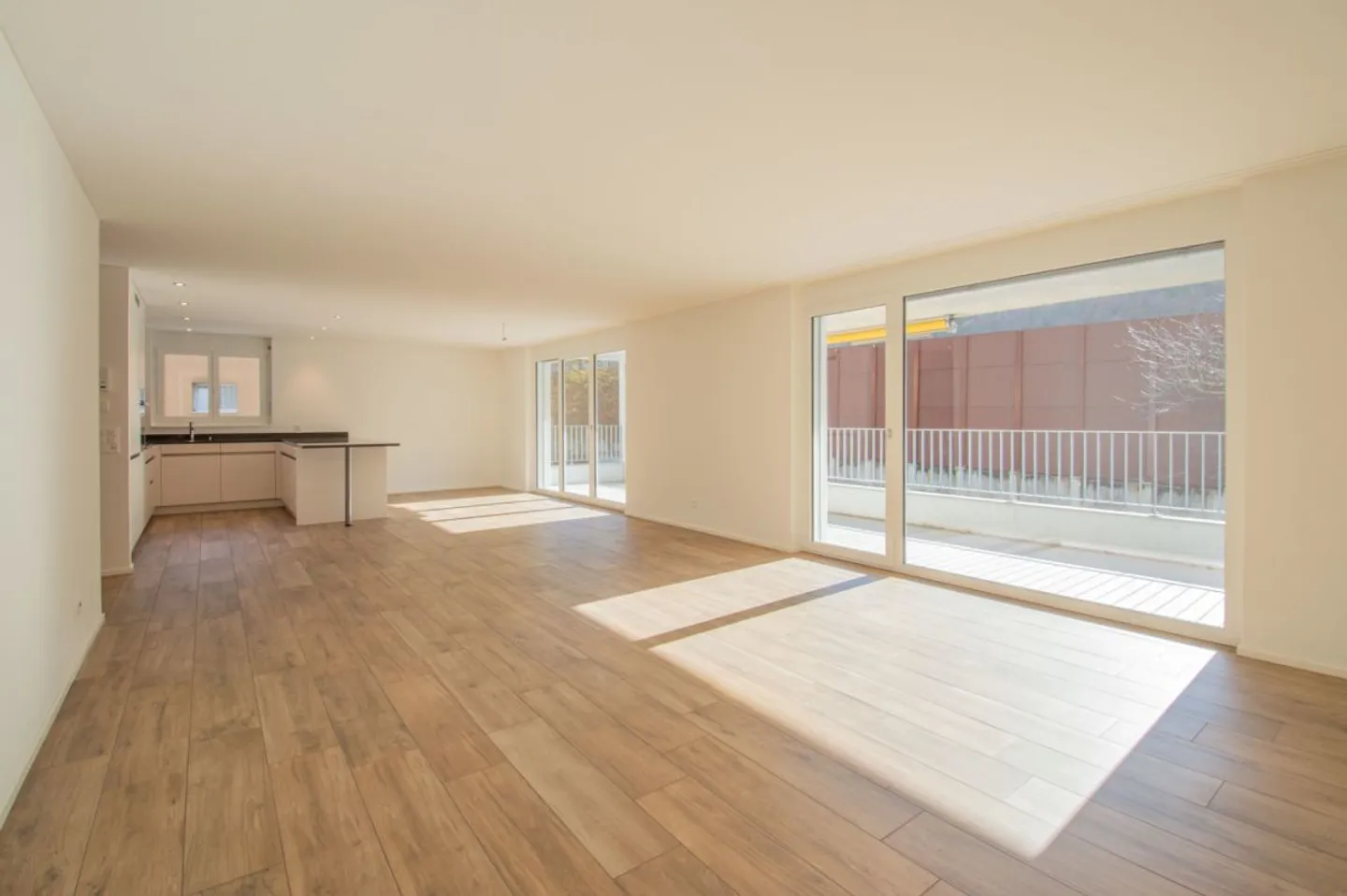 Spacious, modern apartment in a sunny location - Photo 5 of 13