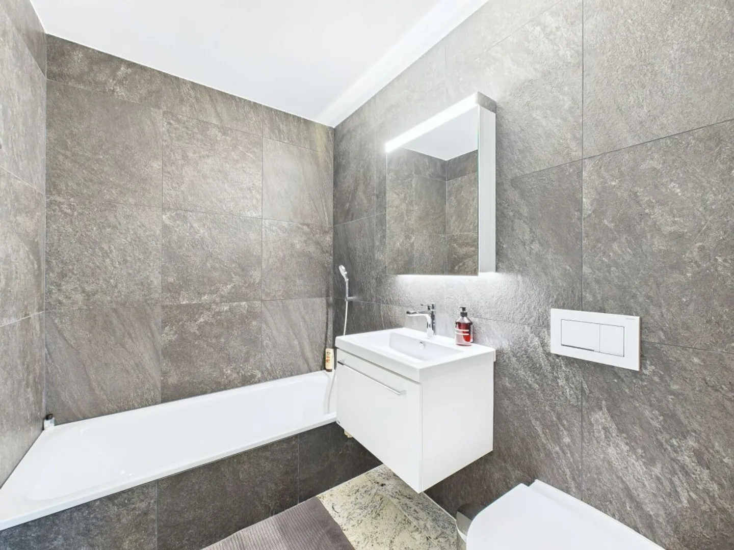 Modern designed 4.5-room penthouse apartment in a well-connected location - Photo 10 of 13