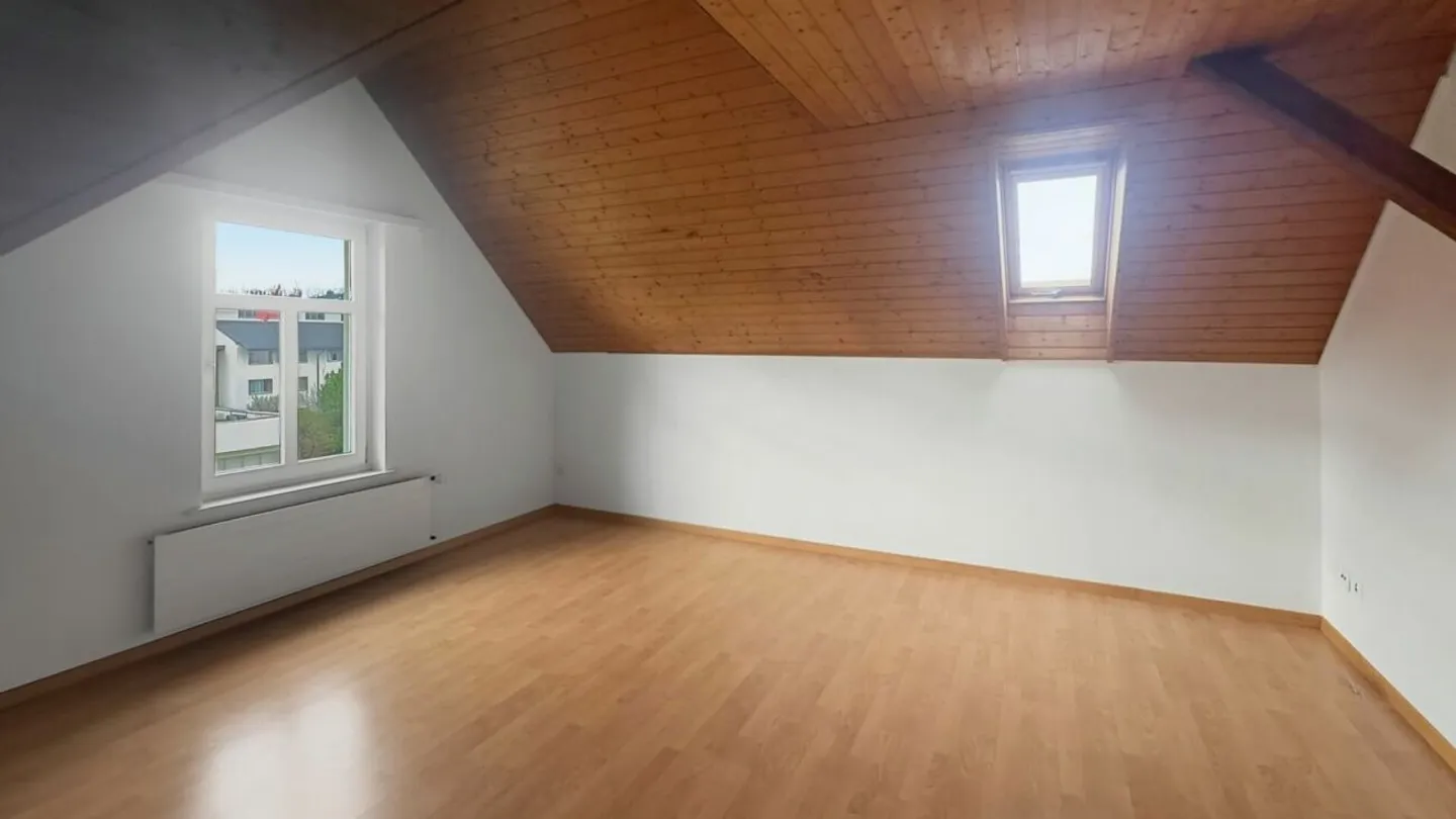 Appartamento mansardato affascinante di 3 stanze in posizione centrale a Schwarzenbach in affitto - Foto 4 di 10