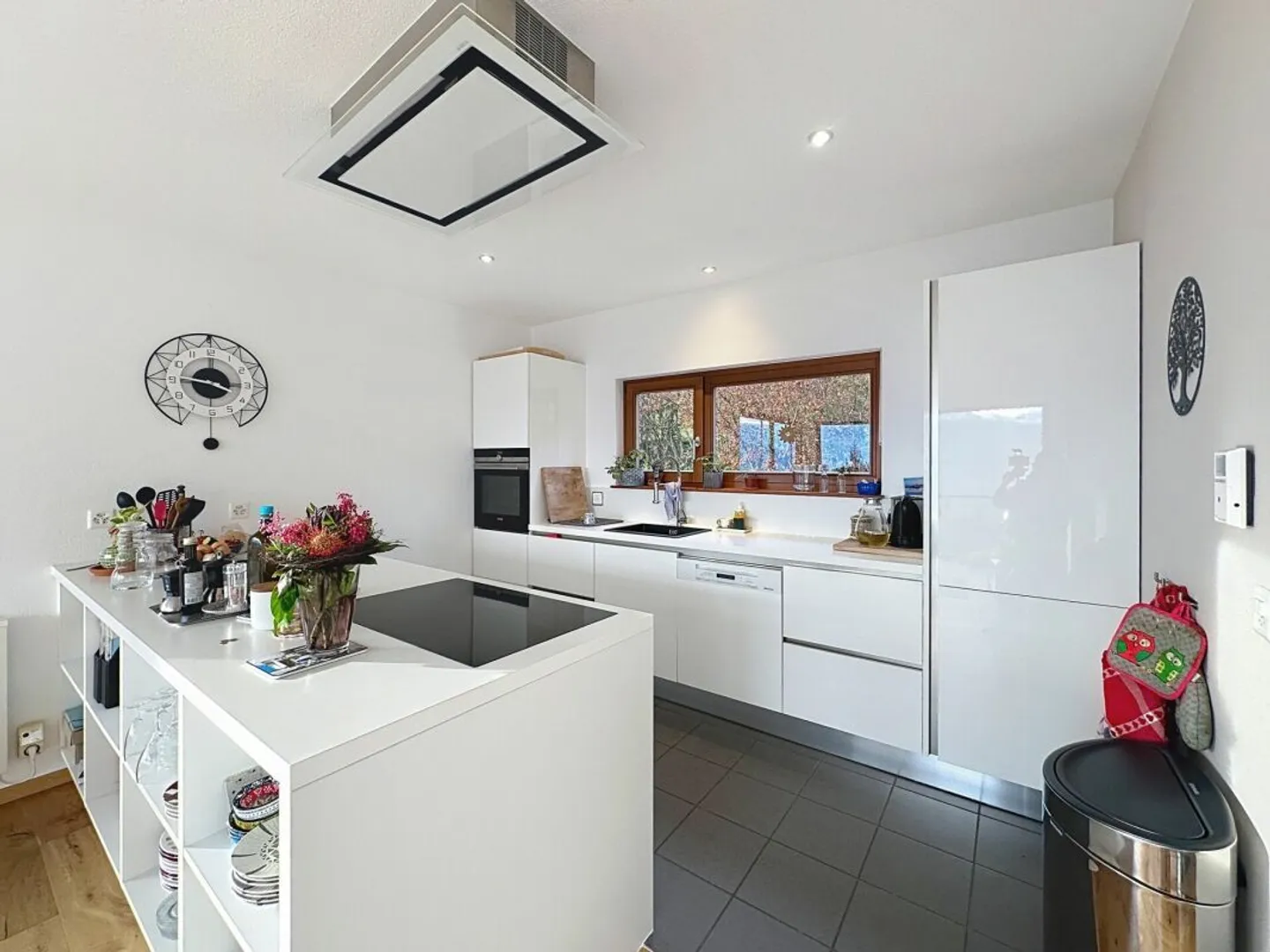 Magnificent architect-designed villa with stunning panoramic views of the plain - Photo 5 of 13