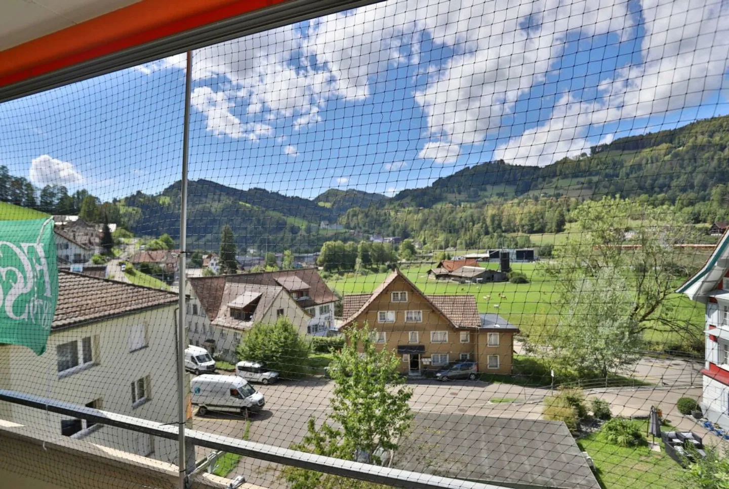 Appartement loué de 4.5 pièces avec vue sur la verdure - Photo 1 sur 8