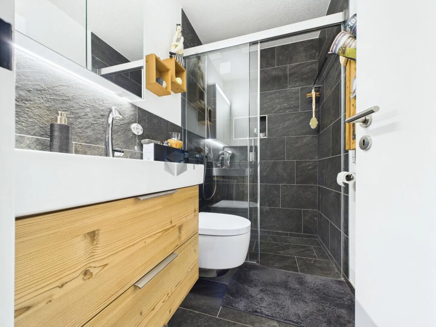 Whether in winter or sunshine, this is a dream home! - Photo 7 of 13