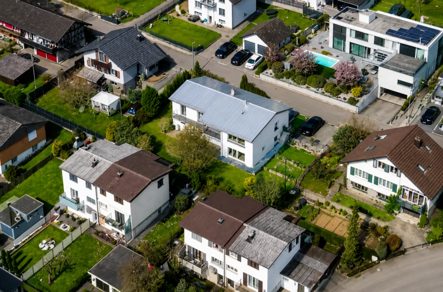 Ampia casa unifamiliare con 8 stanze e appartamento separato e ristrutturazione moderna a Hägendorf - Foto 2 di 13