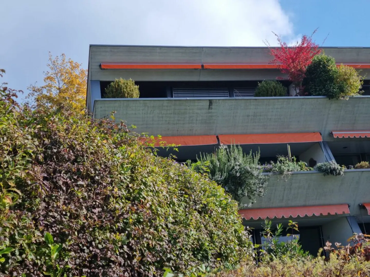 Appartement en attique 2.5 pièces avec vue imprenable sur le lac et les montagnes - Photo 3 sur 13