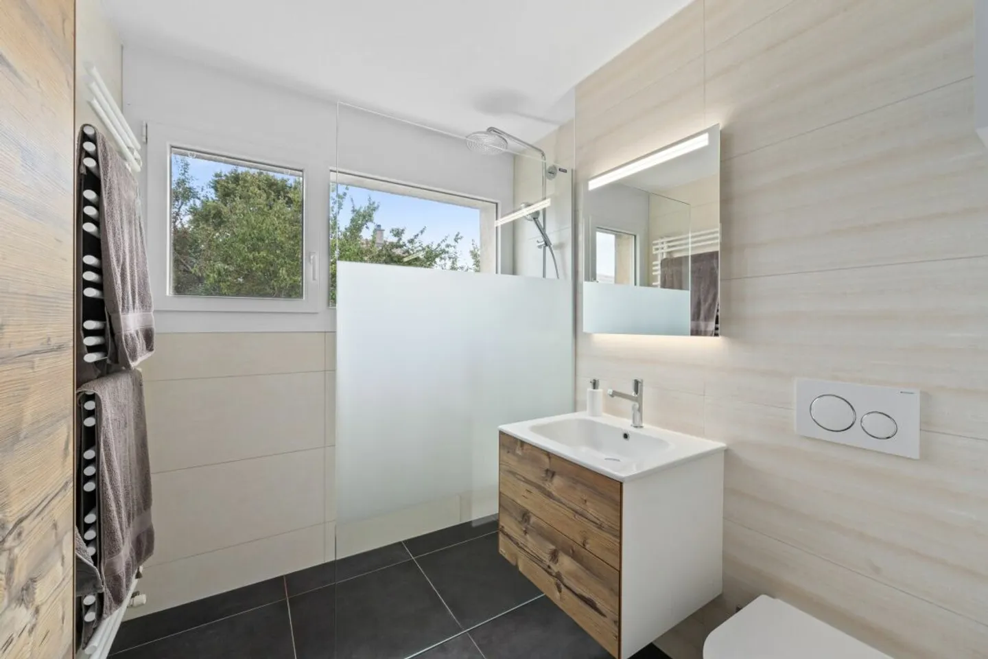 Magnificent architect-designed villa with 7.5 rooms, heated pool, and jacuzzi 5 minutes from Payerne - Photo 11 of 12