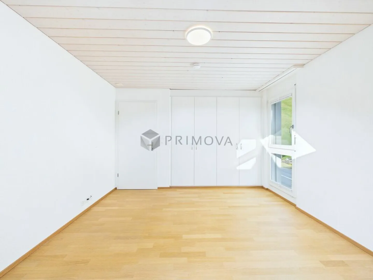 Spacious living in the attic - Photo 8 of 13