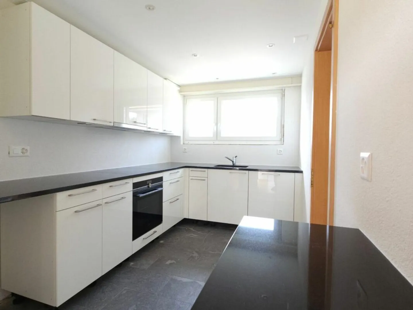 Casa unifamiliare moderna ristrutturata con vista mozzafiato - Foto 2 di 7