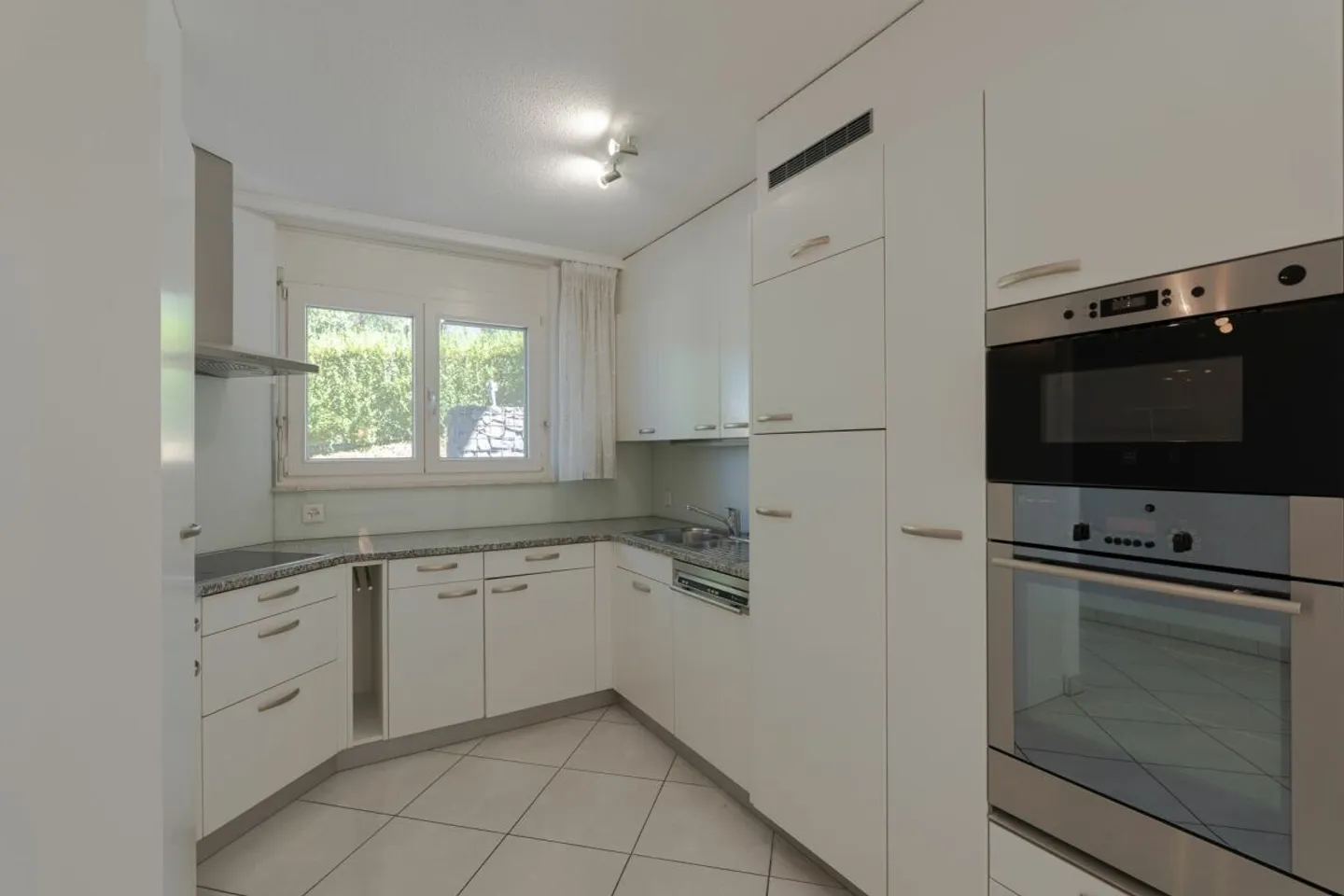 Geräumiges Familienhaus in der Natur - Foto 3 von 13
