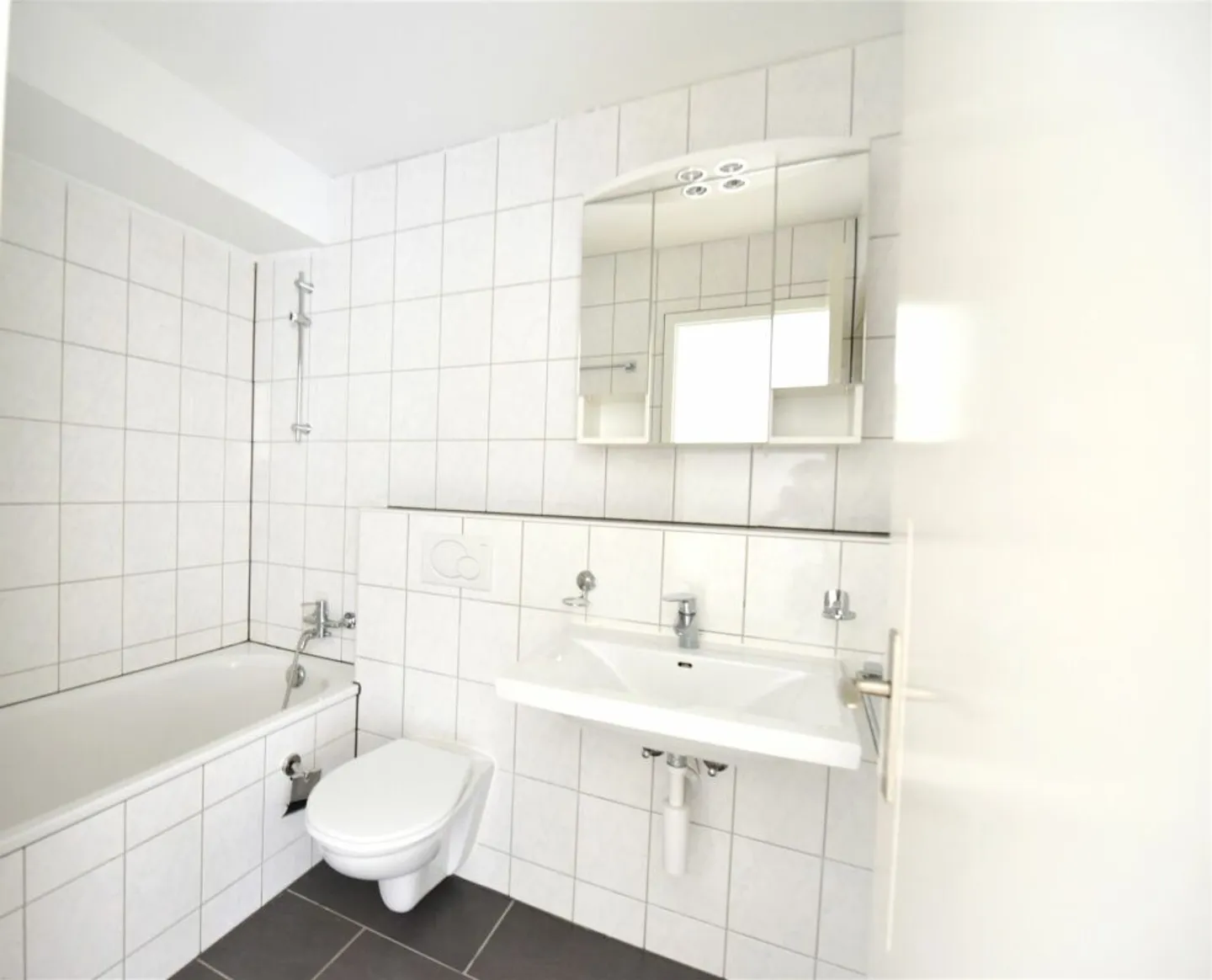 Schöne renovierte 4,5-Zimmer-Wohnung mit Aussicht in Delémont - Foto 3 von 13