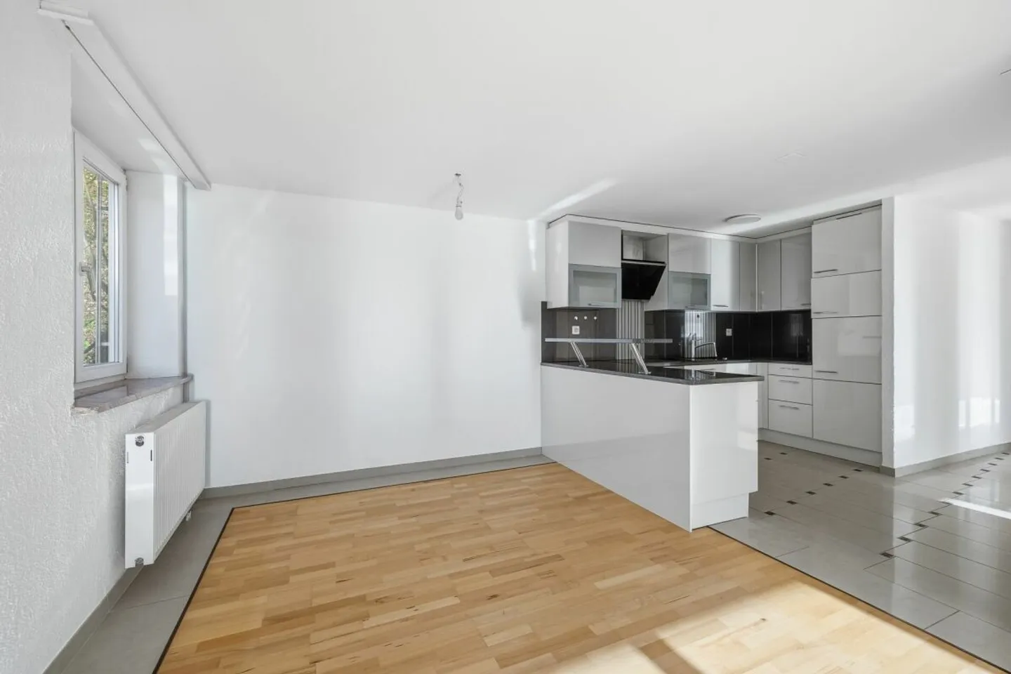 Renovated 4.5-room apartment with spacious balcony, elevator and garage - Living in Zwingen - Photo 3 of 13