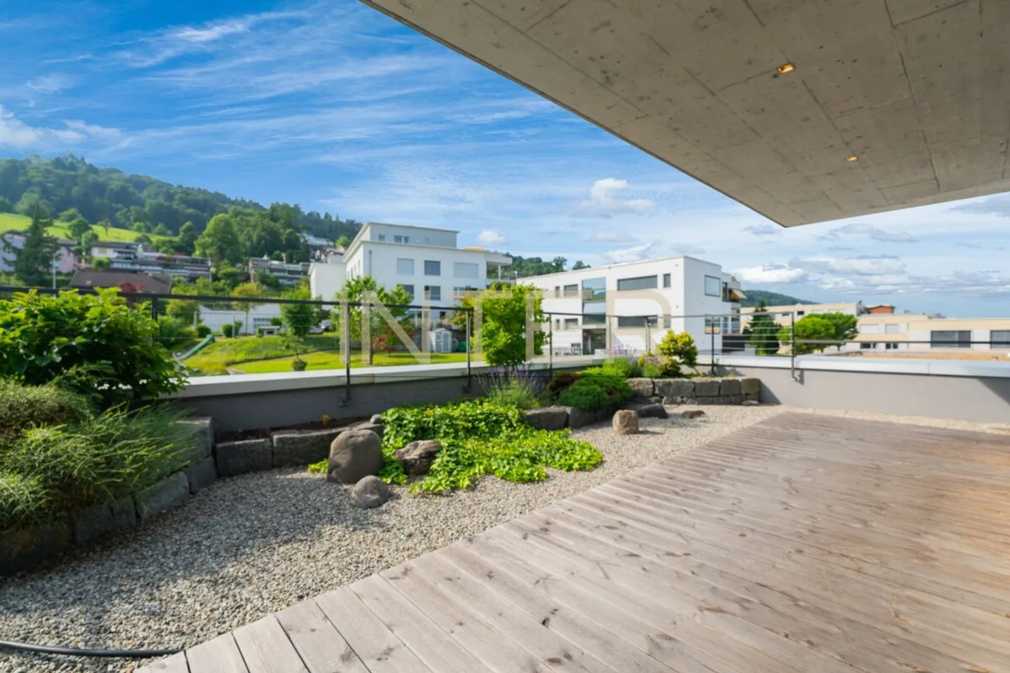 Stylische Attika-Wohnung mit Aussicht - Foto 3 von 13