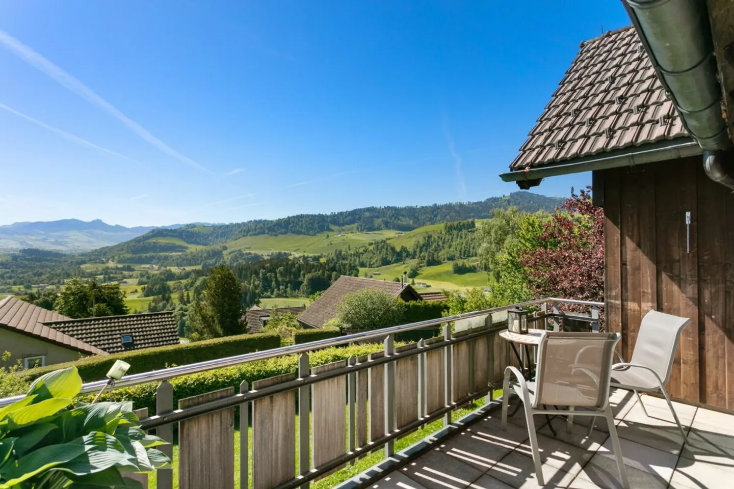 Like-new renovated and modern apartment in the green with great views - Photo 12 of 13