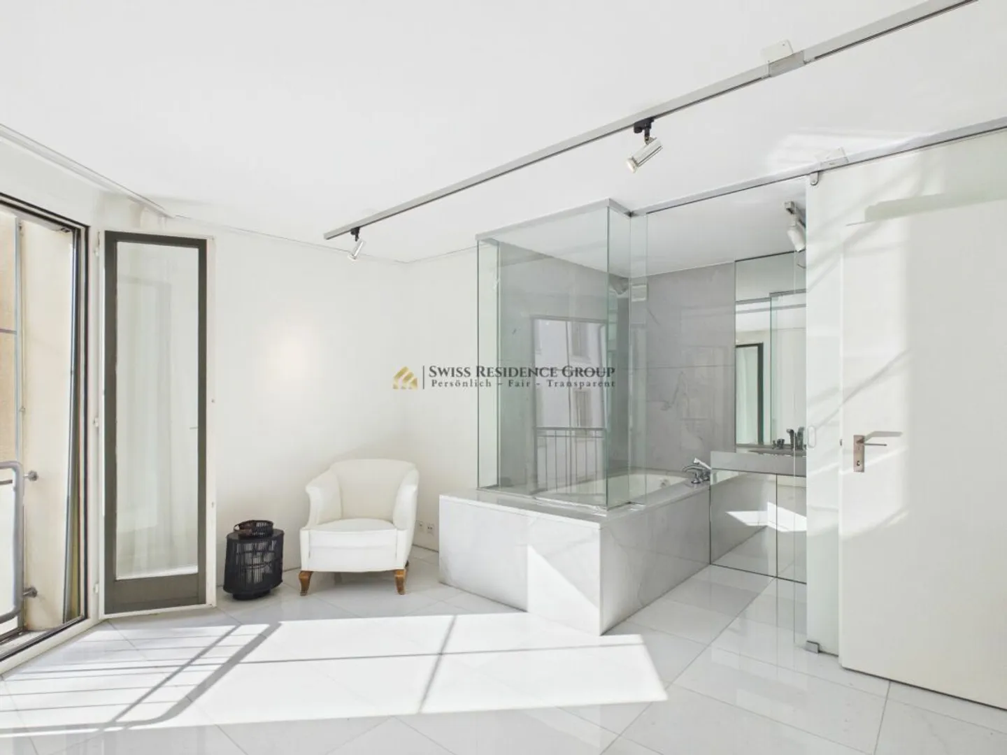 Exclusive 2.5-room apartment with Grossmünster & Limmat view - Photo 9 of 13