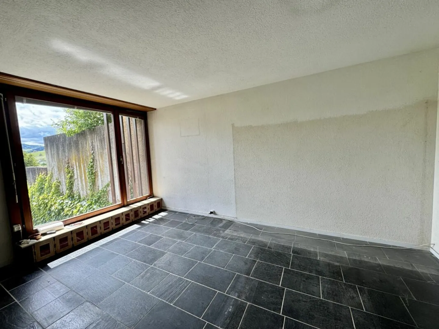 Vue dégagée, espace et potentiel : maison mitoyenne à Magden - Photo 3 sur 13
