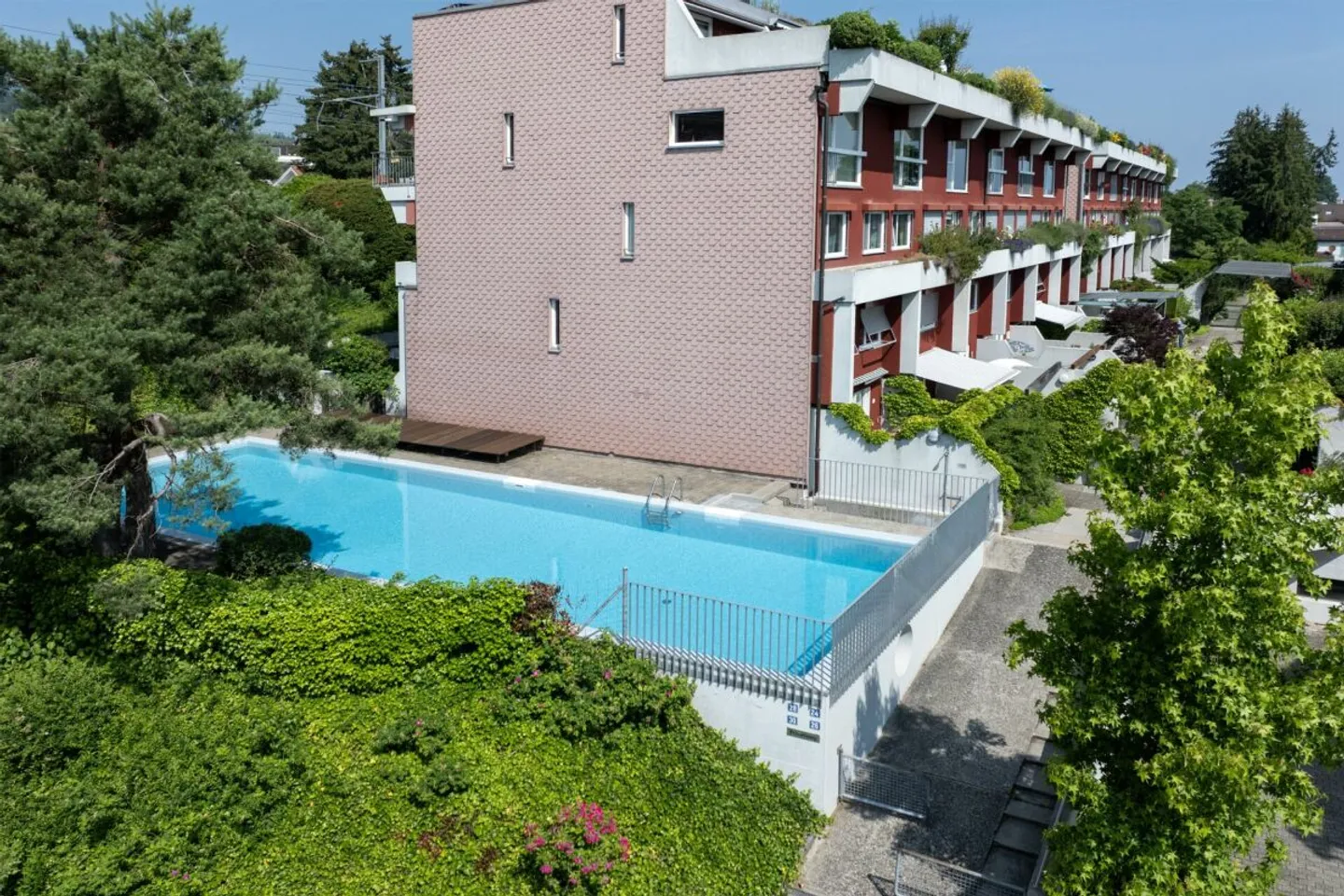Appartamento duplex di 5.5 locali con vista da sogno, piscina esterna e campo da tennis - Foto 11 di 13