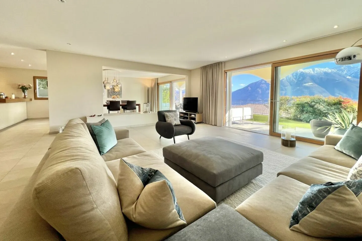 Elegante metà villa con vista lago a 180°, piscina privata e bel giardino - Foto 3 di 13