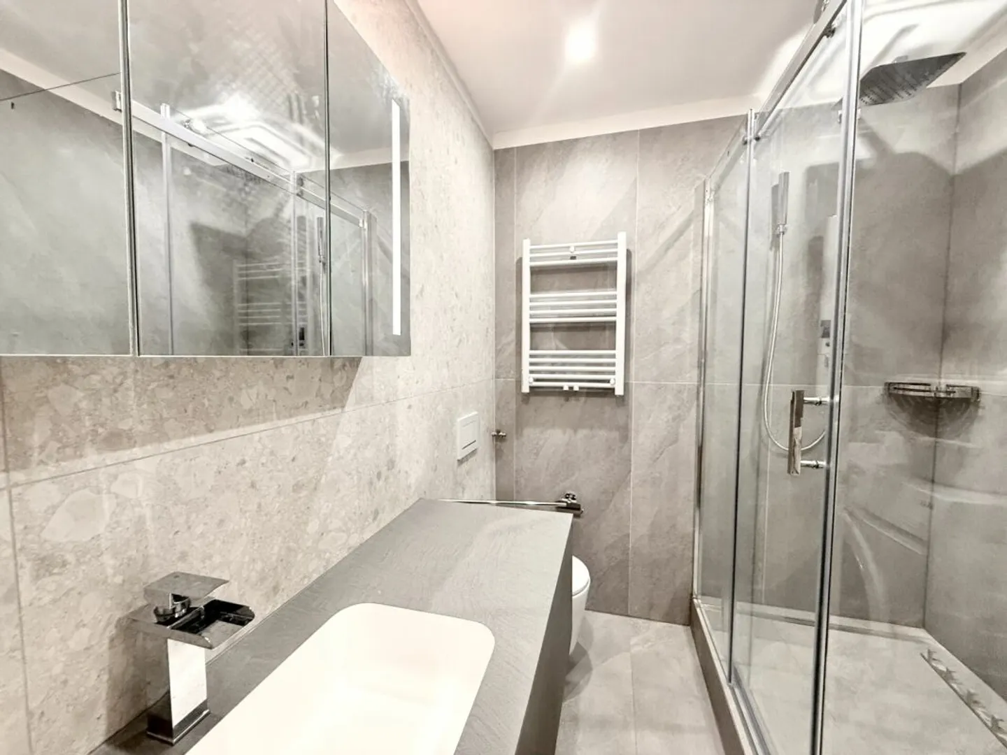 Appartamento 1.5 stanze completamente ristrutturato e modernizzato con stile al confine della foresta - come investimento - Foto 9 di 13