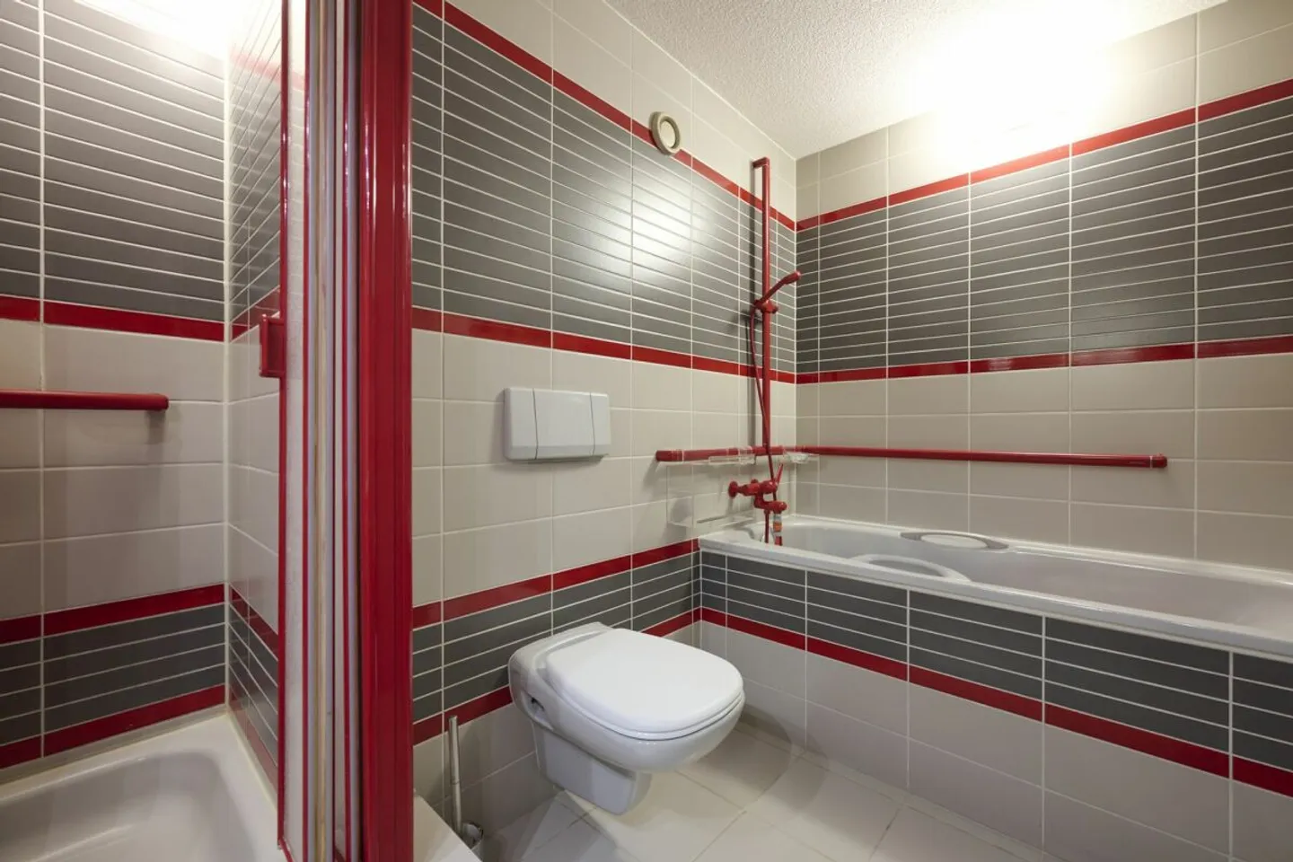 Appartamento duplex di 5.5 locali con vista da sogno, piscina esterna e campo da tennis - Foto 9 di 13
