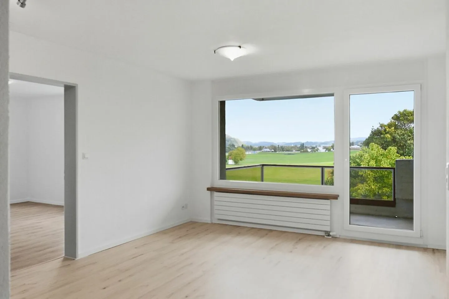Appartement 2.5 pièces partiellement rénové avec balcon - Photo 3 sur 10