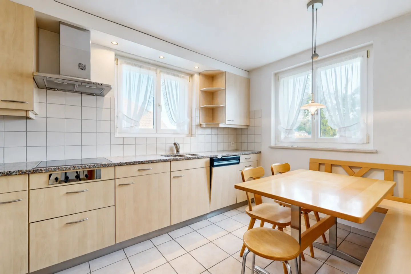 gepflegtes Einfamilienhaus mit drei Garagen und Umschwung - Photo 7 sur 13
