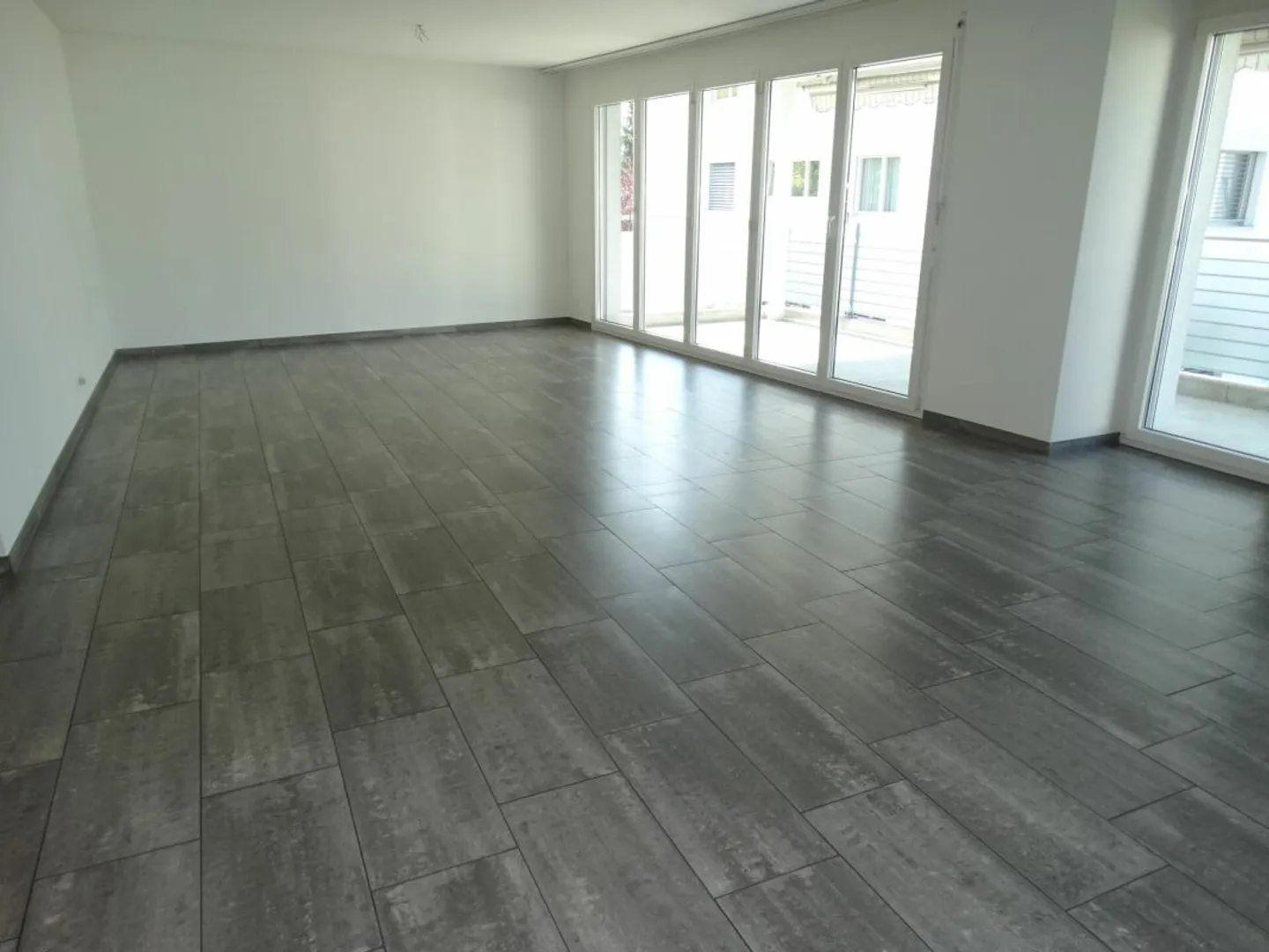 Vivere in uno standard di proprietà con questo spazioso appartamento di 4,5 stanze - Foto 3 di 11