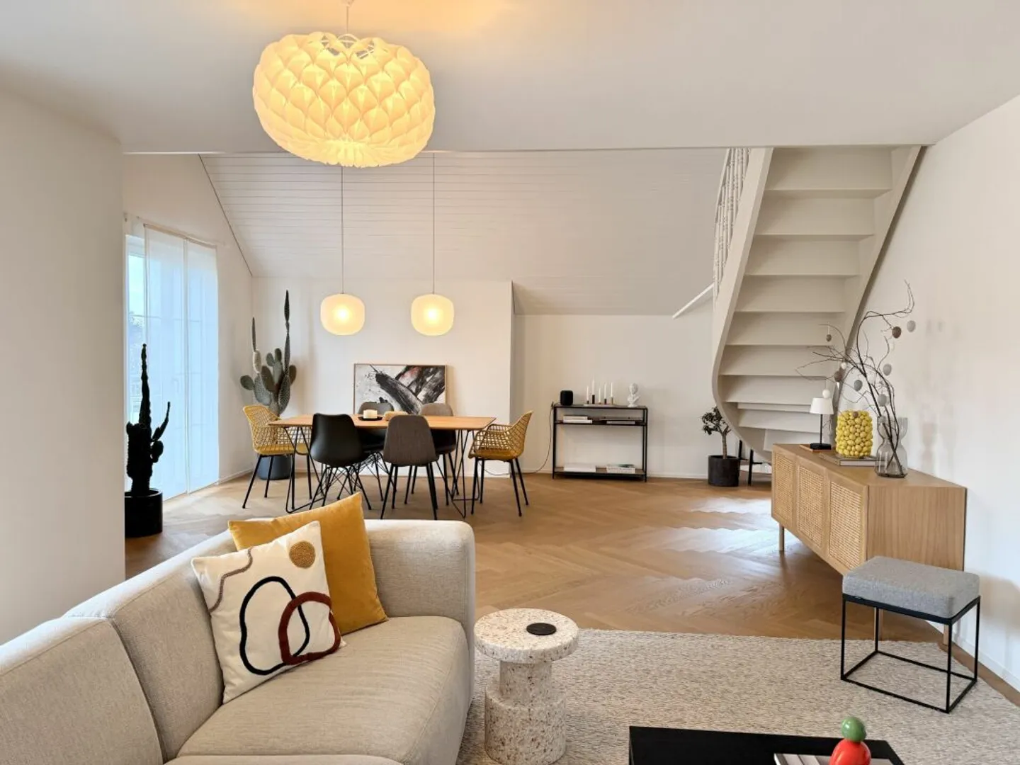 Vivere spazioso in una posizione popolare - Foto 3 di 10