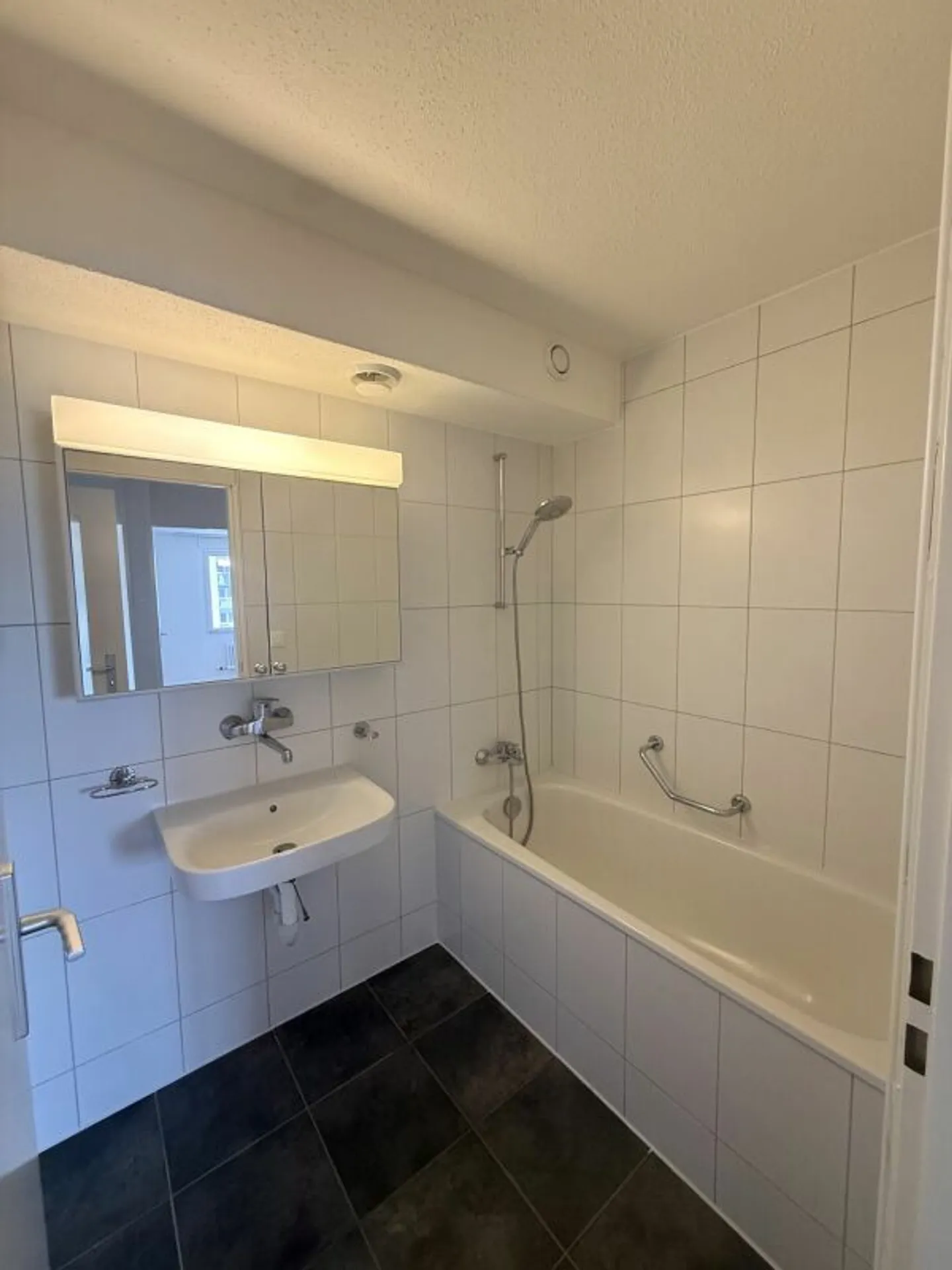 Partially renovated 4.5-room apartment with attractive layout - Photo 8 of 10