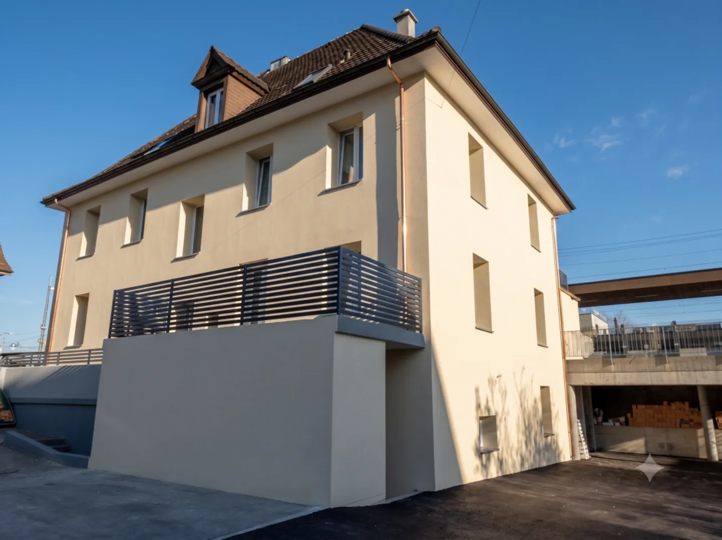Proprietà residenziale e commerciale attraente in una posizione centrale - Foto 1 di 9