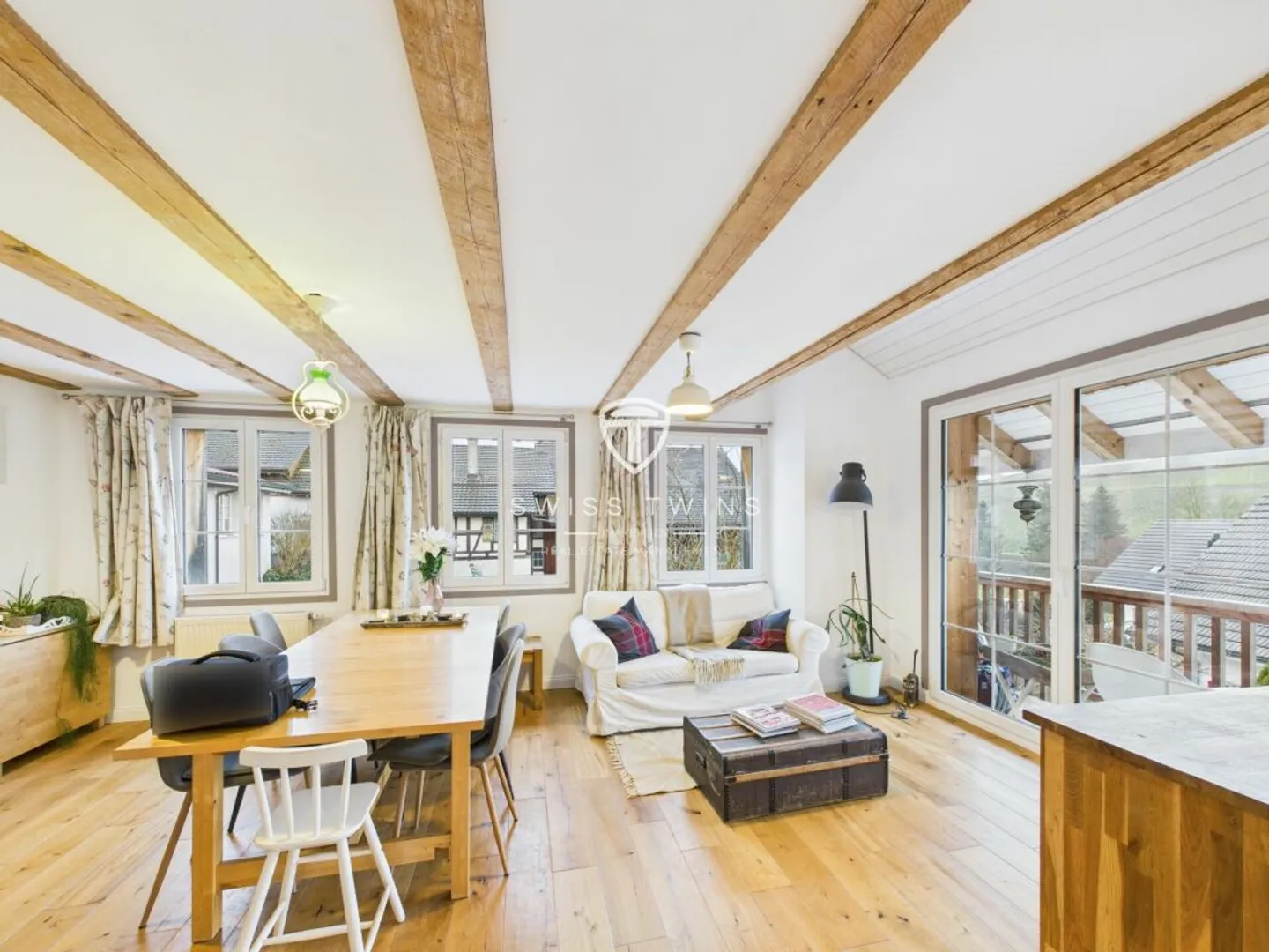 Appartement élégant de 6,5 pièces dans un bâtiment historique à Volken - Photo 2 sur 13