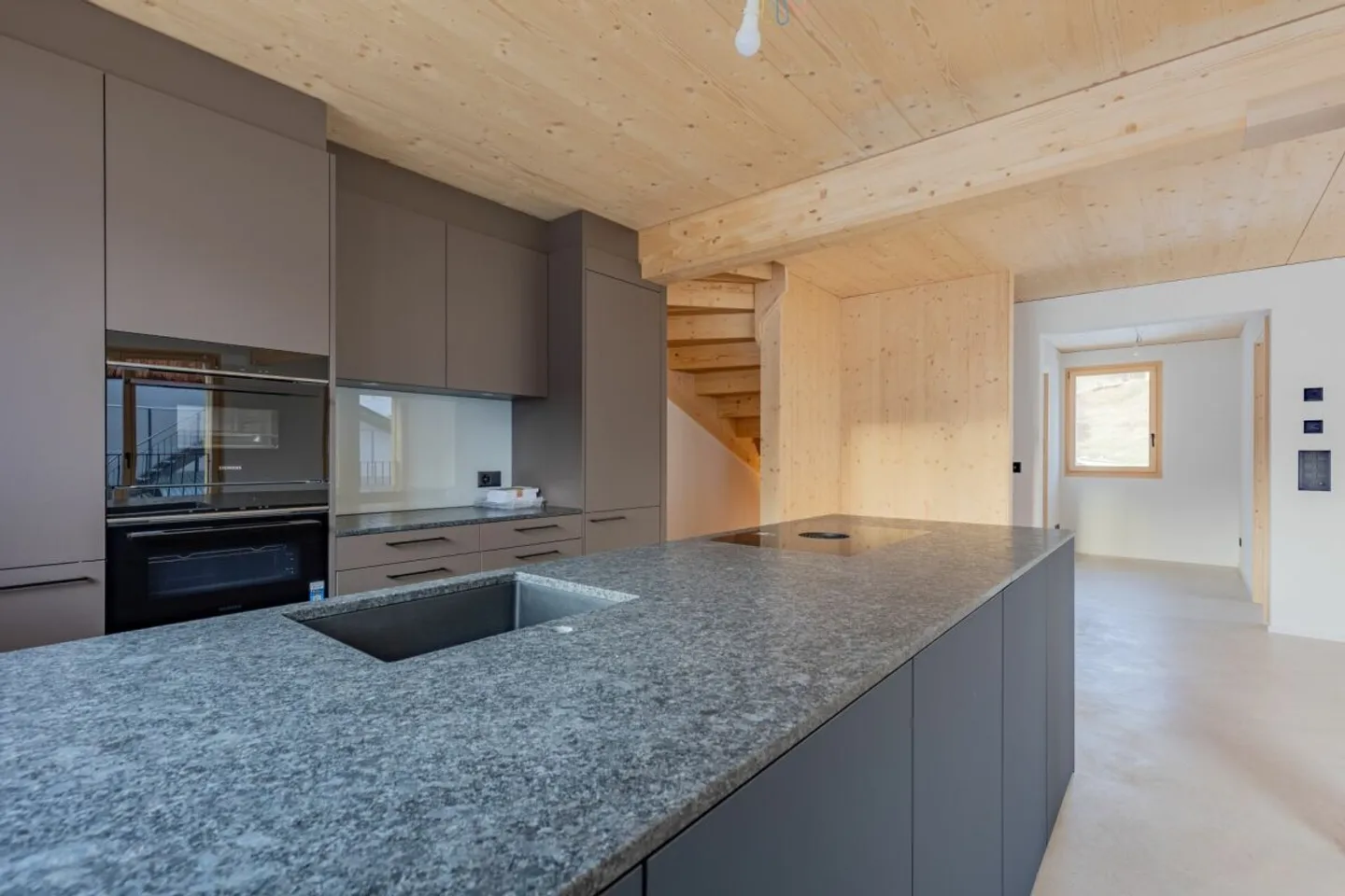 Charmantes Doppeleinfamilienhaus in Davos Wiesen - Foto 3 von 12