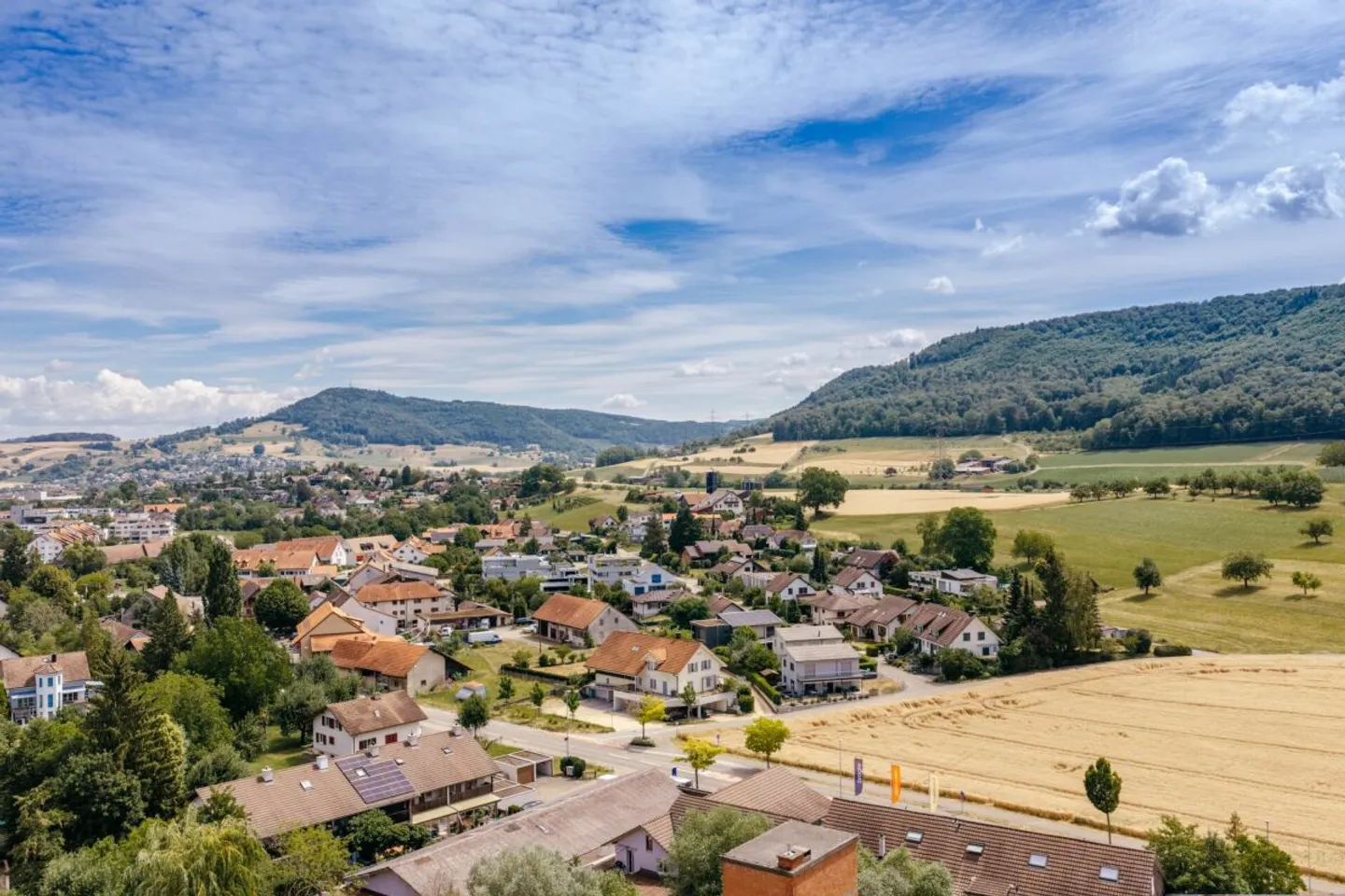 Charmante appartement de 4,5 pièces avec vue panoramique et finition de haute qualité - Photo 2 sur 13