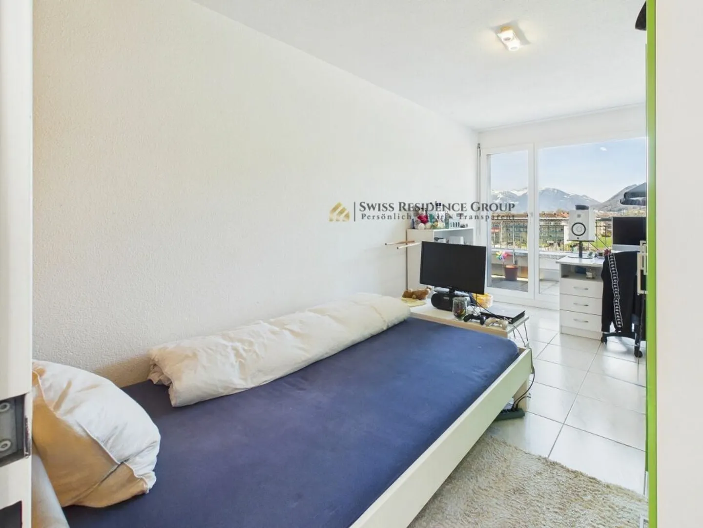 Bright penthouse apartment with a beautiful view of mountains and lake - Photo 10 of 13