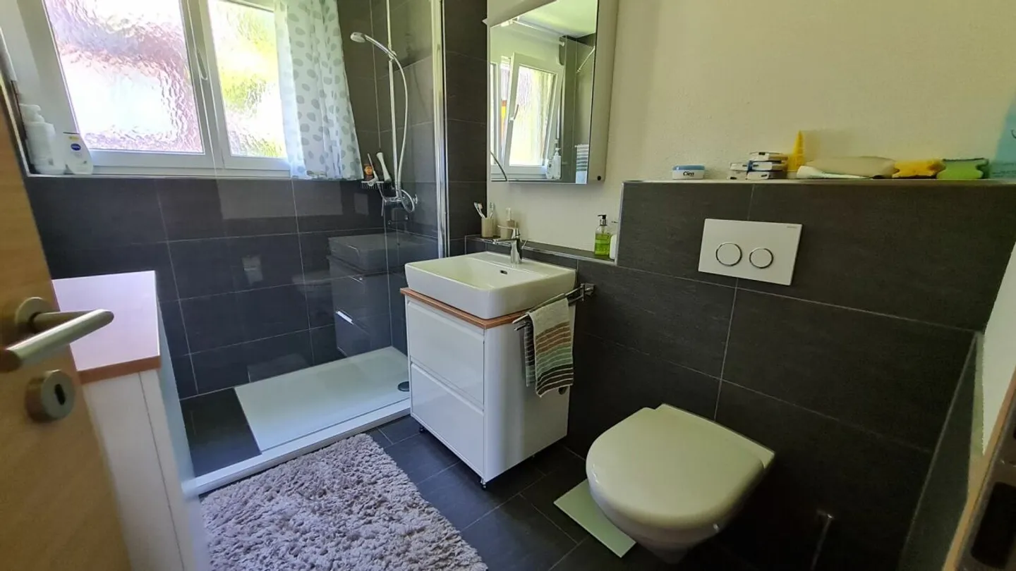 Appartamento arredato di 2.5 locali ad Amden: Vista montagna da sogno, parcheggio elettrico privato &amp; ampia soffitta (residenza secondaria permanente) - Foto 8 di 12